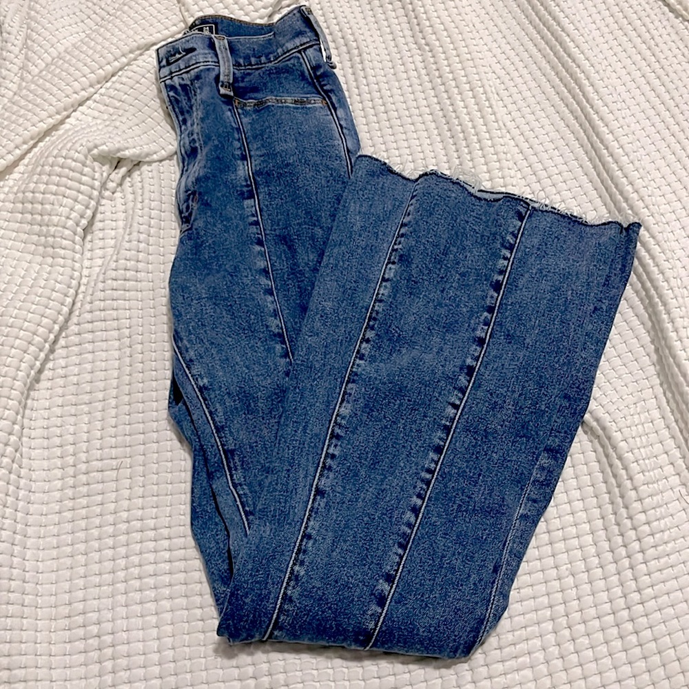 NWT- Abercrombie & Fitch - 24/00s. Ultra High Rise Flare